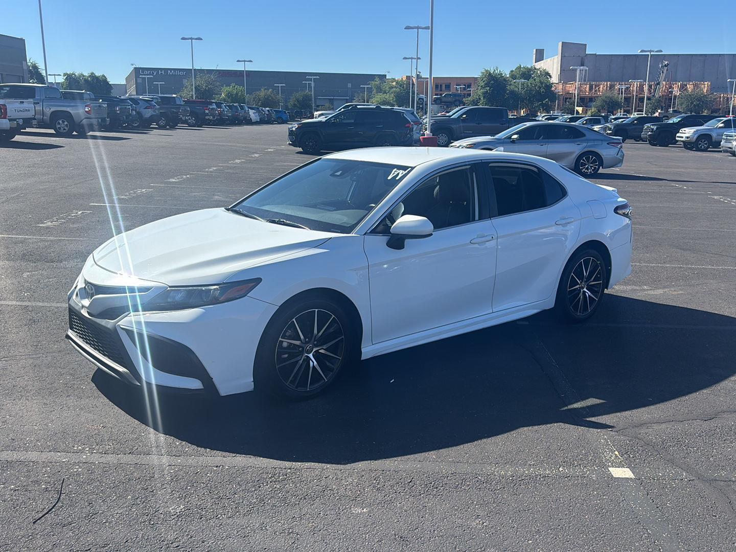 2021 Toyota Camry SE photo 3
