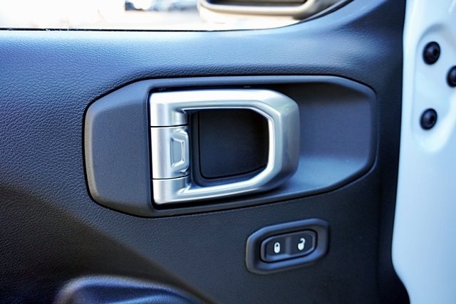 New 2026 Bright White Clear-Coat Exterior Paint Jeep Sport image 28