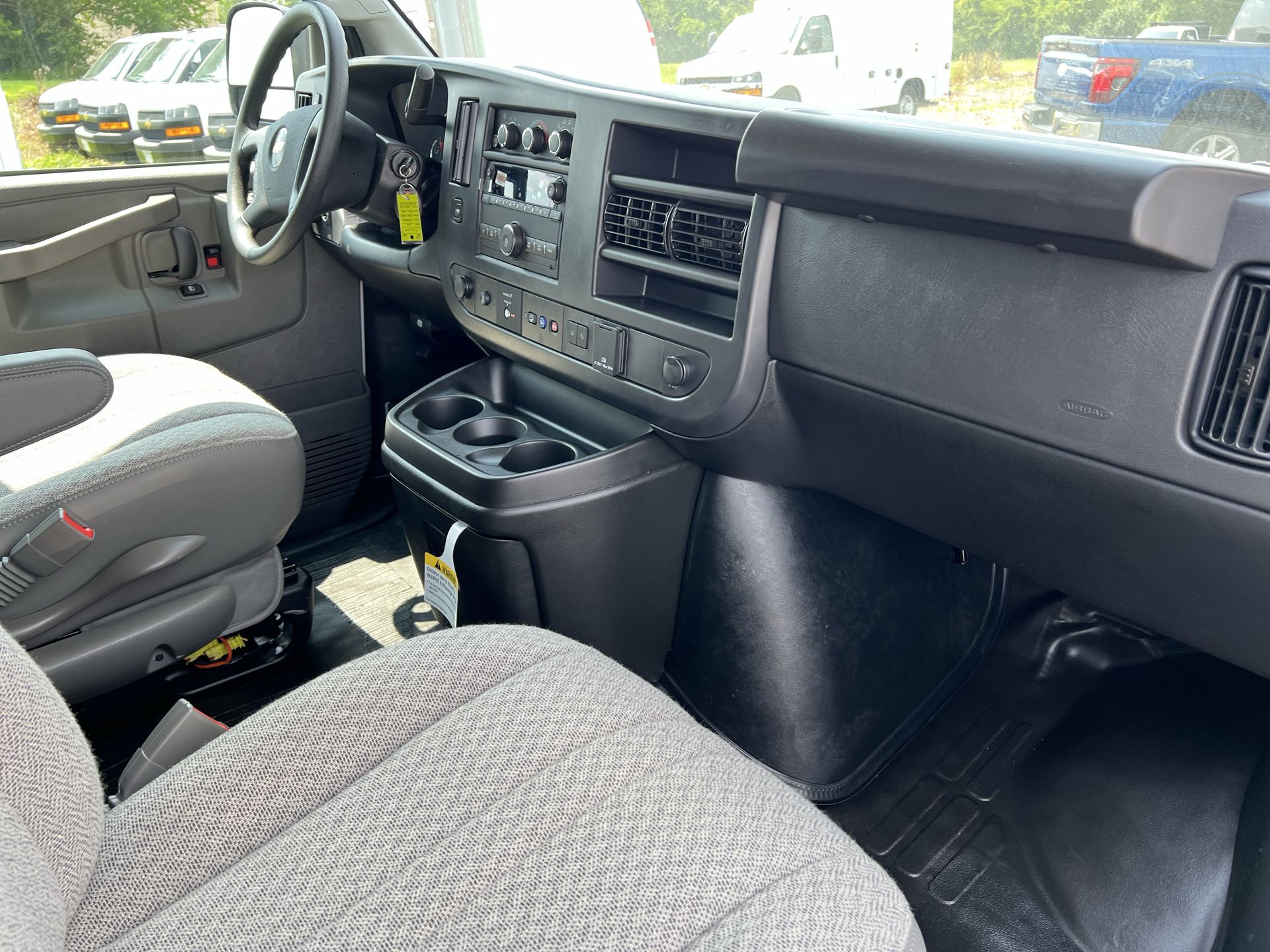 2025 Chevrolet Express Cargo 3500 photo 9