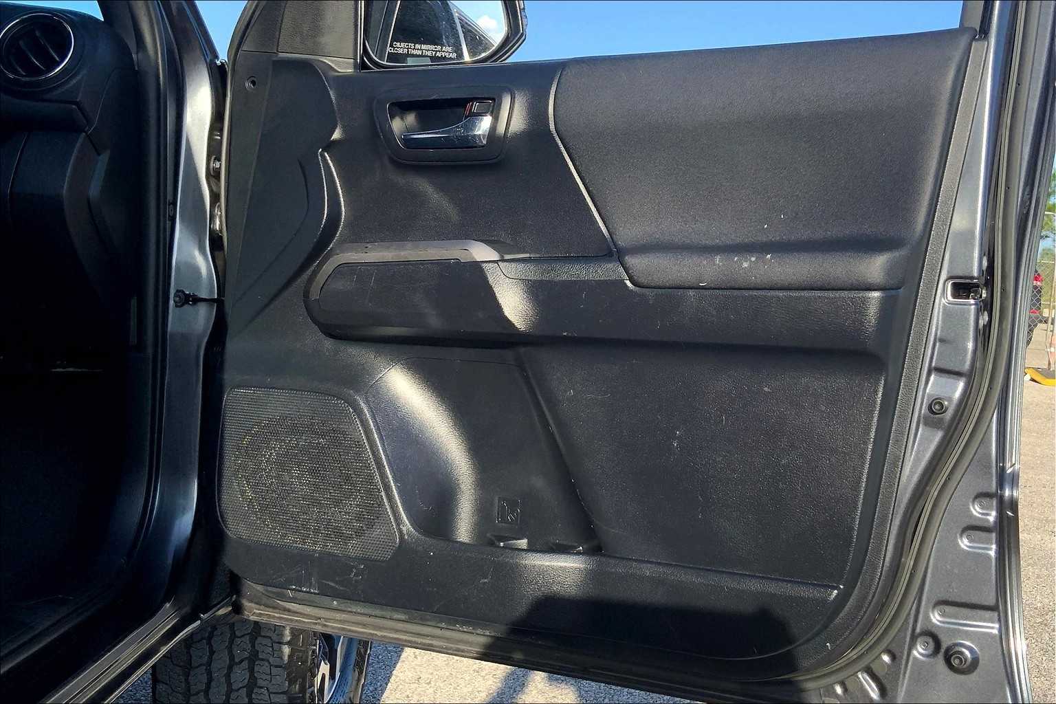 2023 Toyota Tacoma TRD photo 21