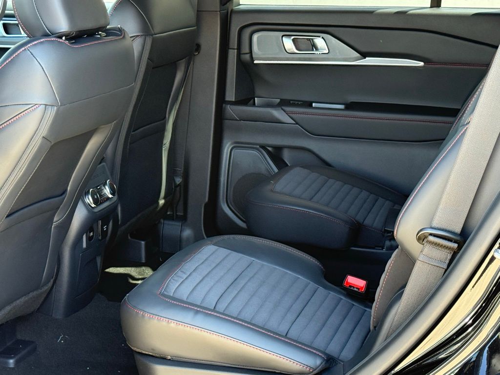 2025 Ford Explorer ST-Line photo 8