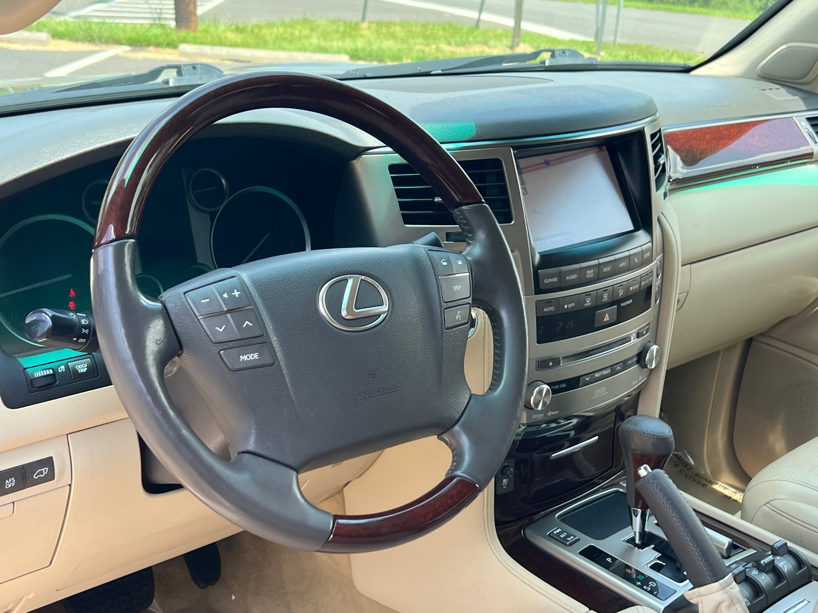 2014 Lexus LX 570 photo 23
