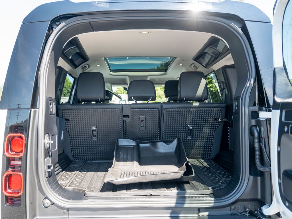2024 Land Rover Defender 110 S photo 35