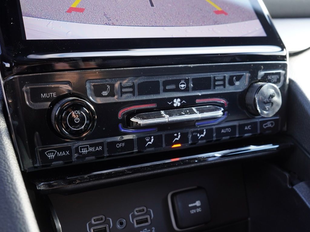 New 2025 Bright White Clear-Coat Exterior Paint Jeep Limited Black Appearance Edition image 17