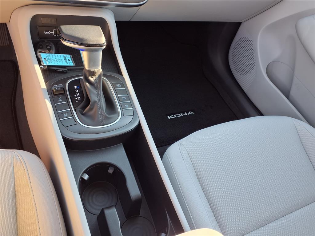 2026 Hyundai Kona SEL photo 8