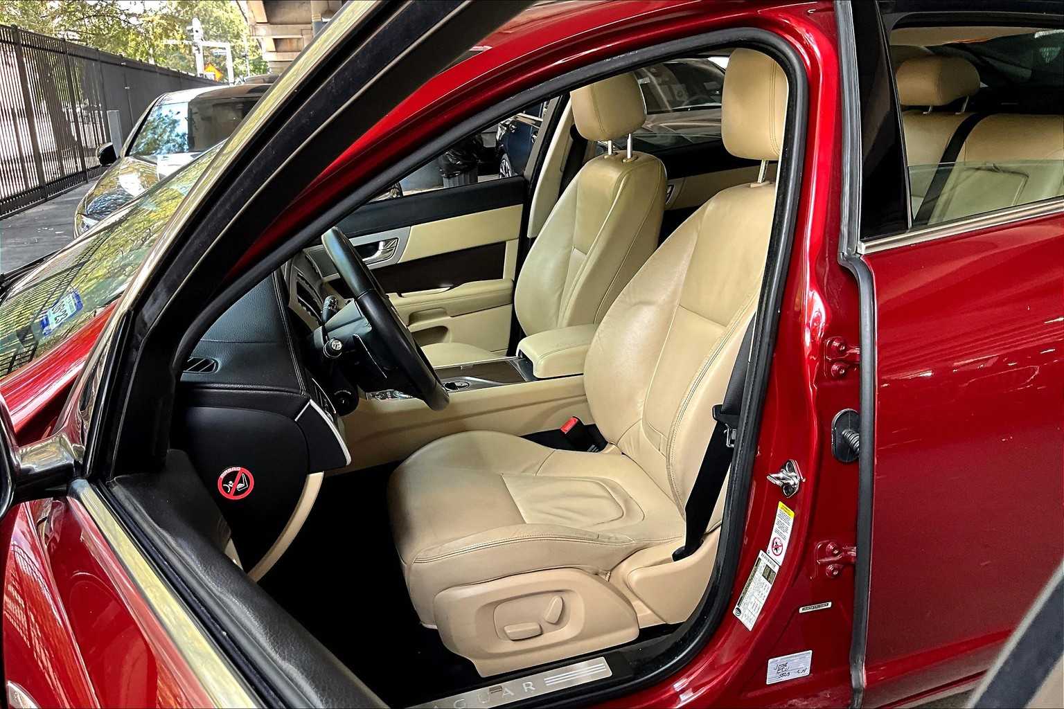 2012 Jaguar XF photo 7
