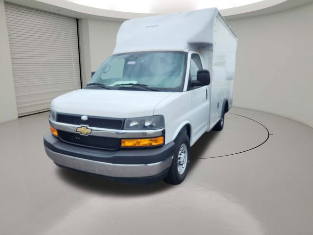 2023 Chevrolet Express Cutaway 3500 Work Van photo 3