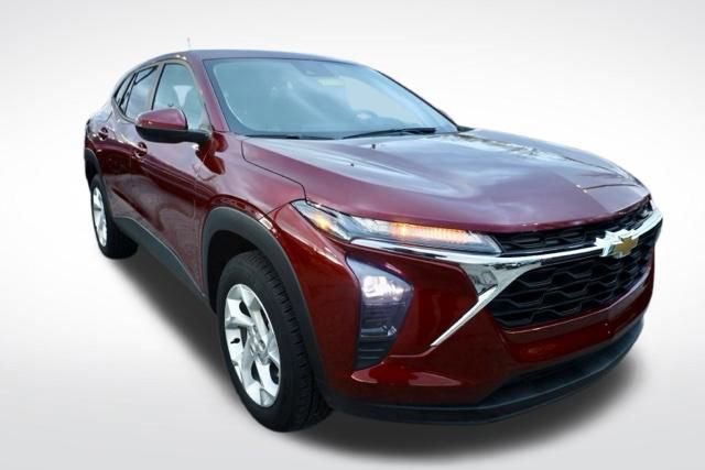 2024 Chevrolet Trax LS photo 2