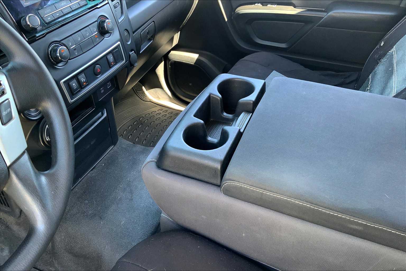 2023 Nissan Titan S Crew Cab photo 14