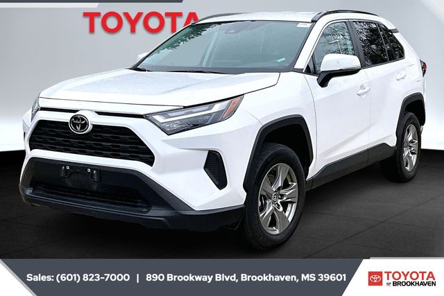2024 Toyota RAV4 XLE's photo