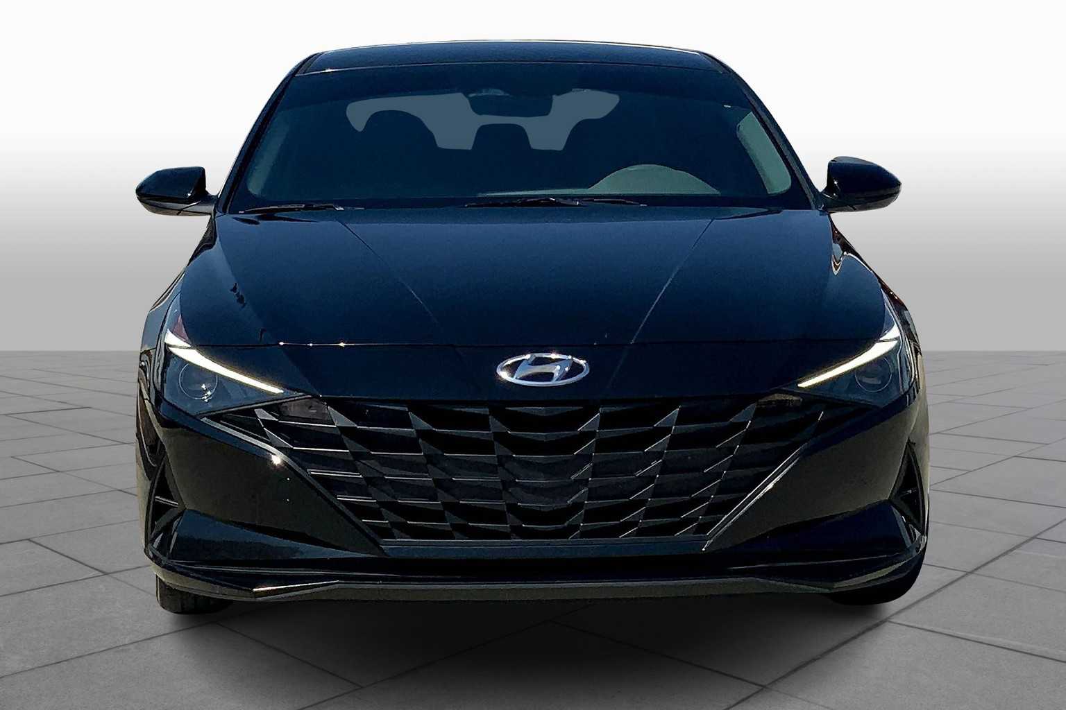 2023 Hyundai Elantra SEL photo 3