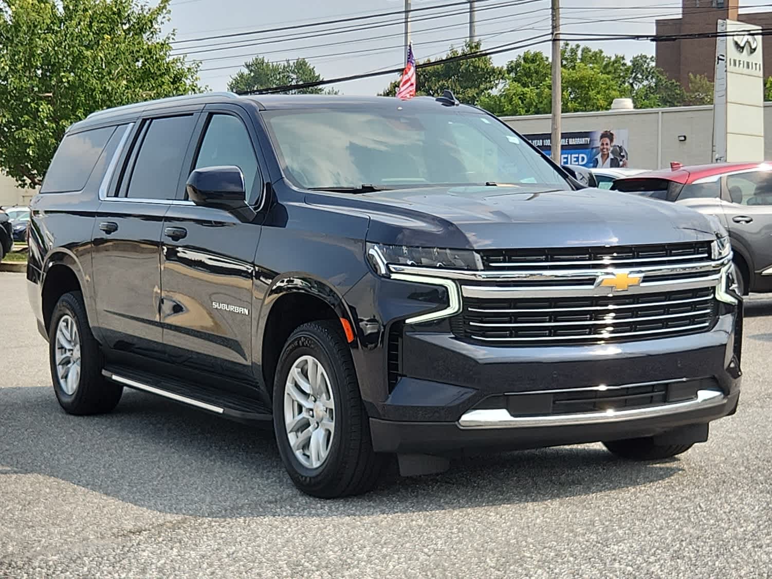 2023 Chevrolet Suburban LT photo 2