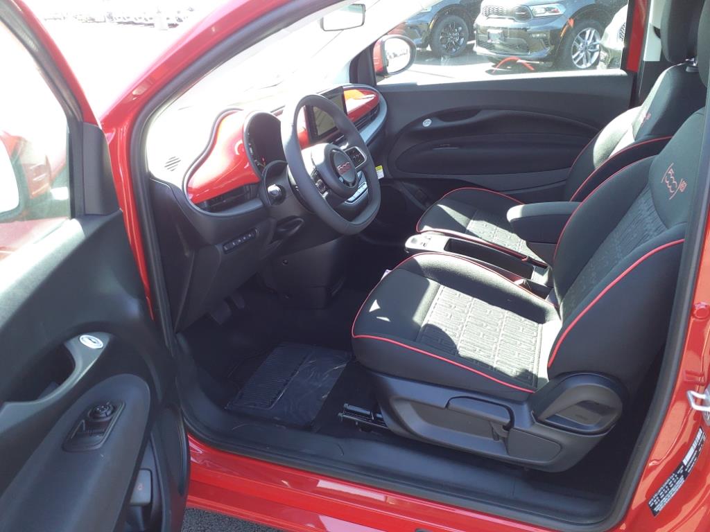 2024 Fiat 500e Red photo 15