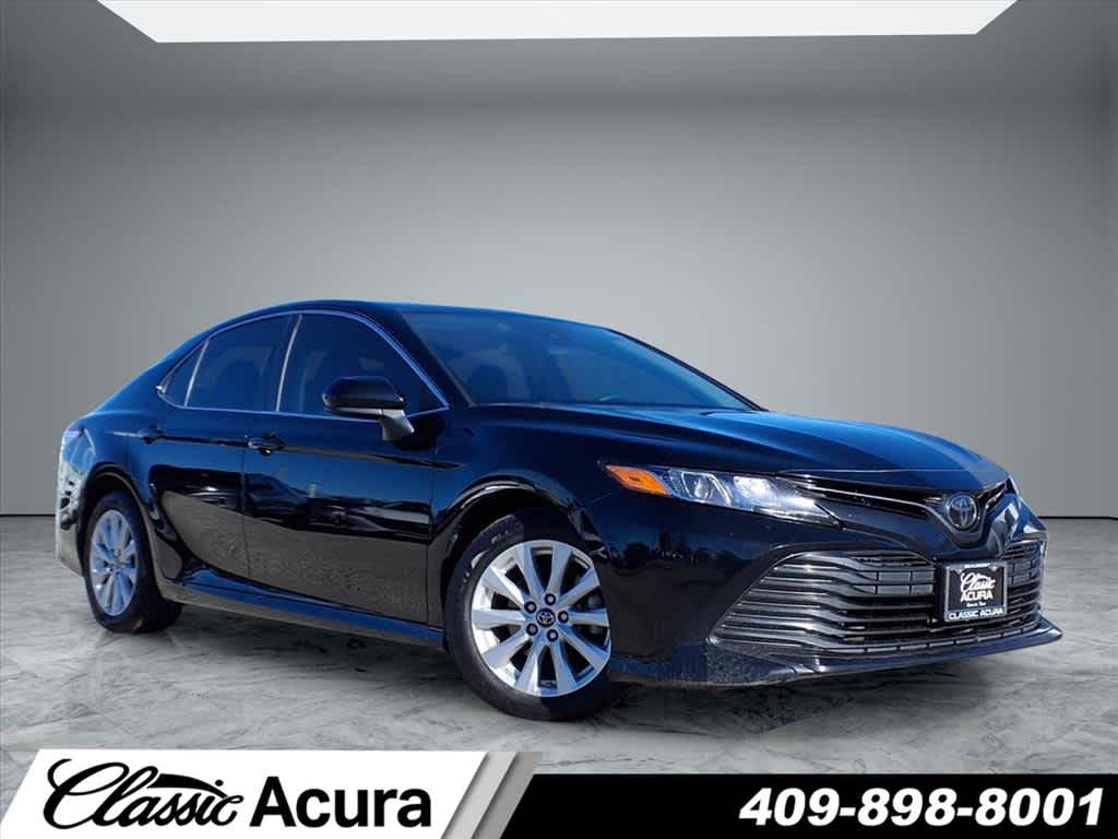 2019 Toyota Camry LE's photo