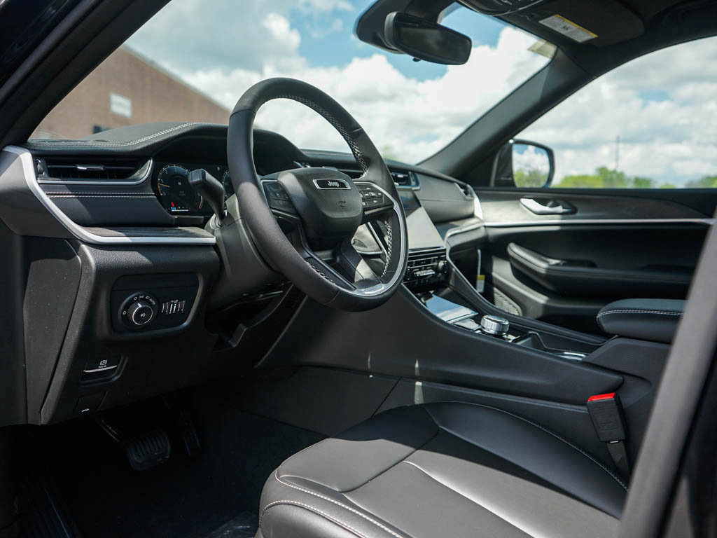 2025 Jeep Grand Cherokee Limited photo 17