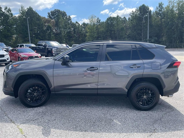 2021 Toyota RAV4 LE photo 3