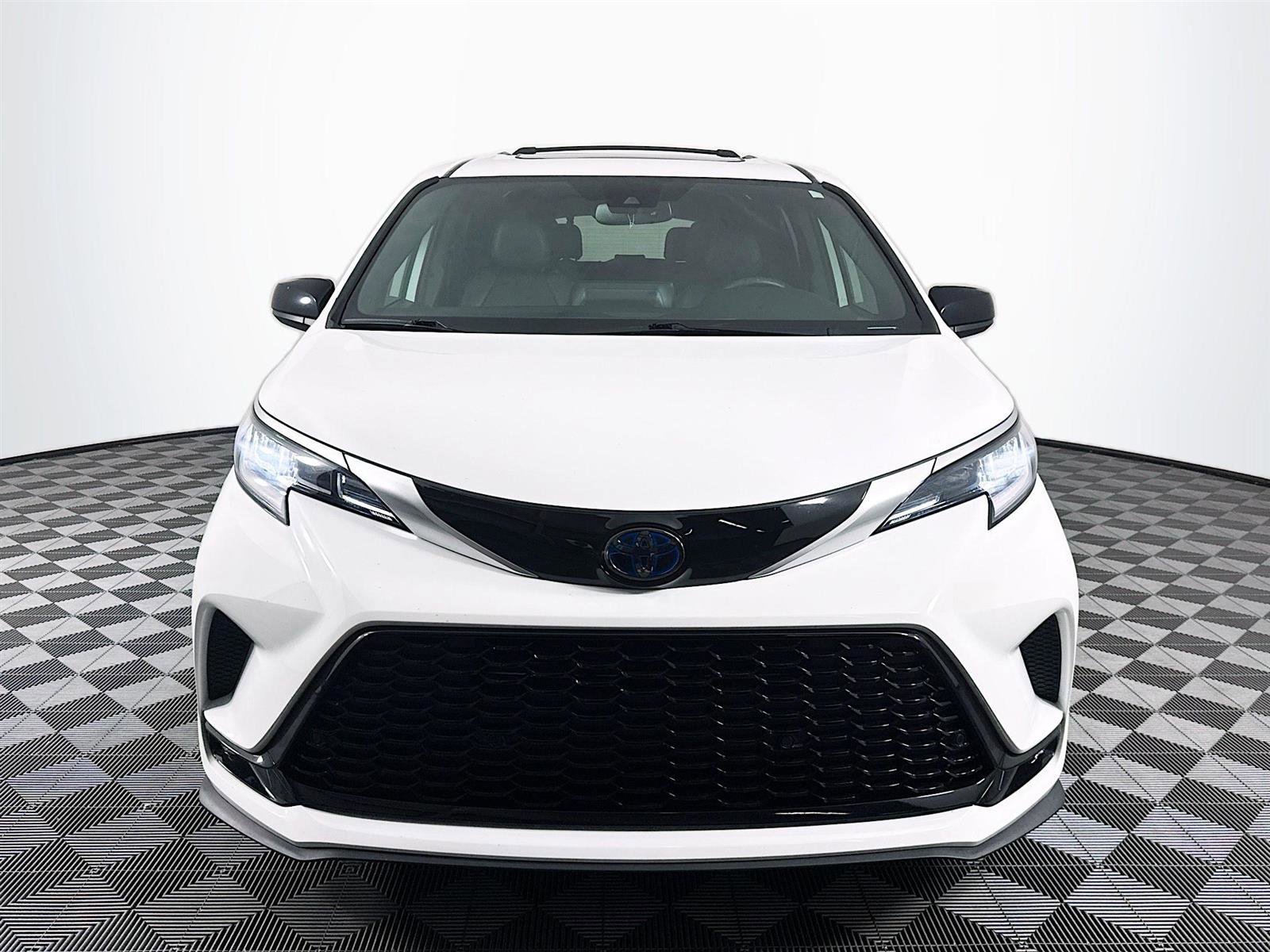 2023 Toyota Sienna XSE photo 2
