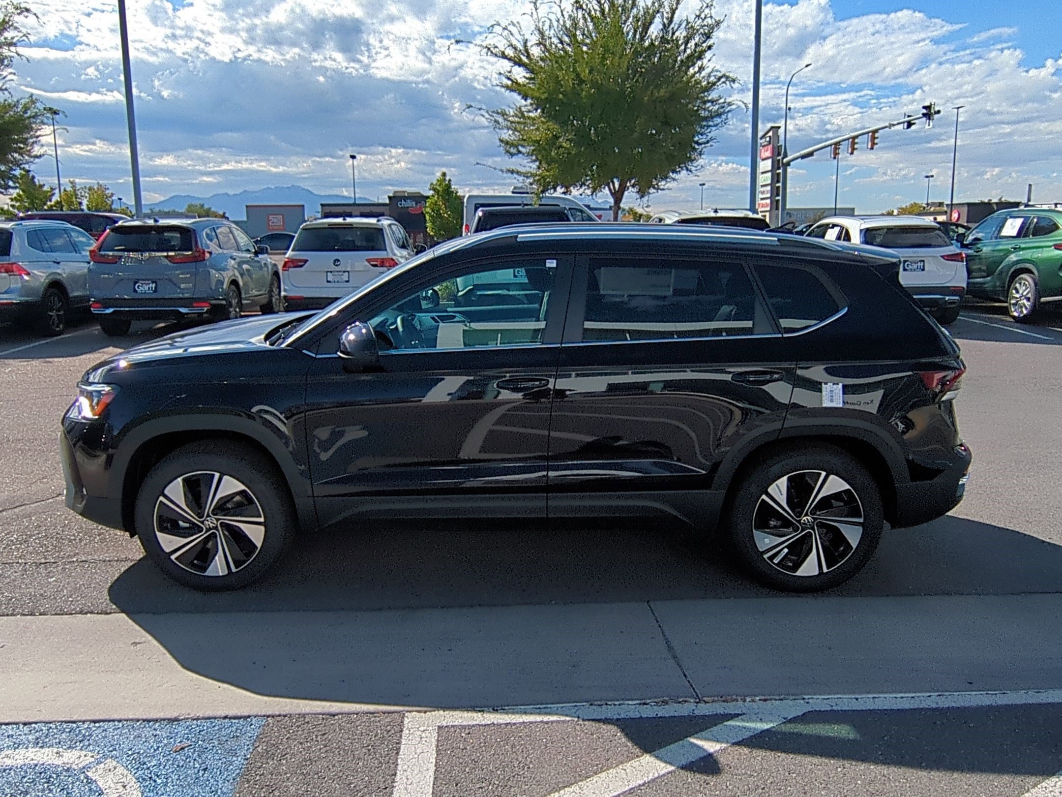 2025 Volkswagen Taos SE photo 4