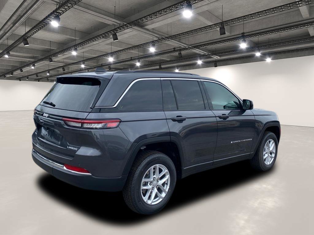 2025 Jeep Grand Cherokee Laredo photo 4