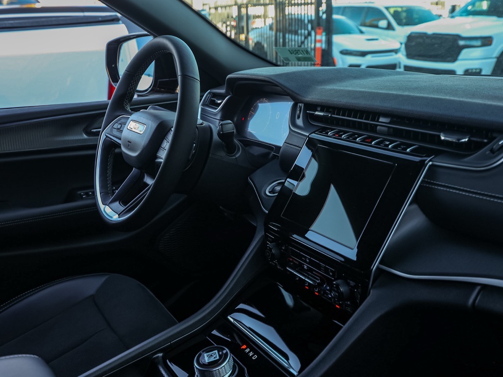 New 2025 Velvet Red Pearl-Coat Exterior Paint Jeep Altitude X image 19