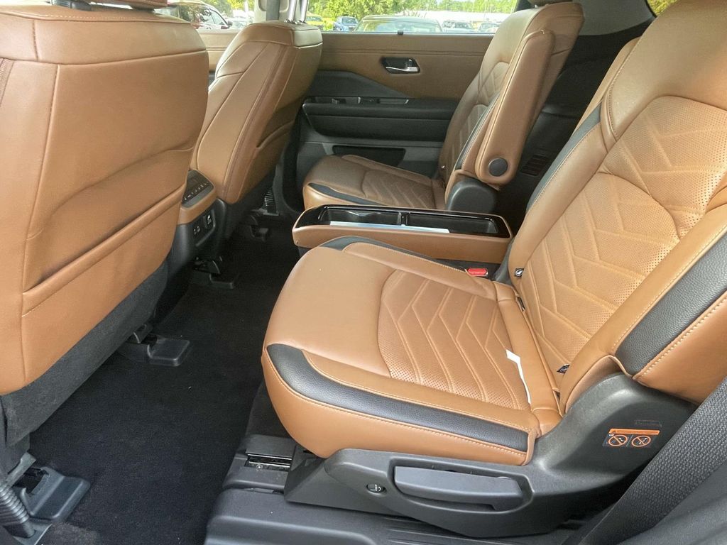 2024 Nissan Pathfinder Platinum photo 11
