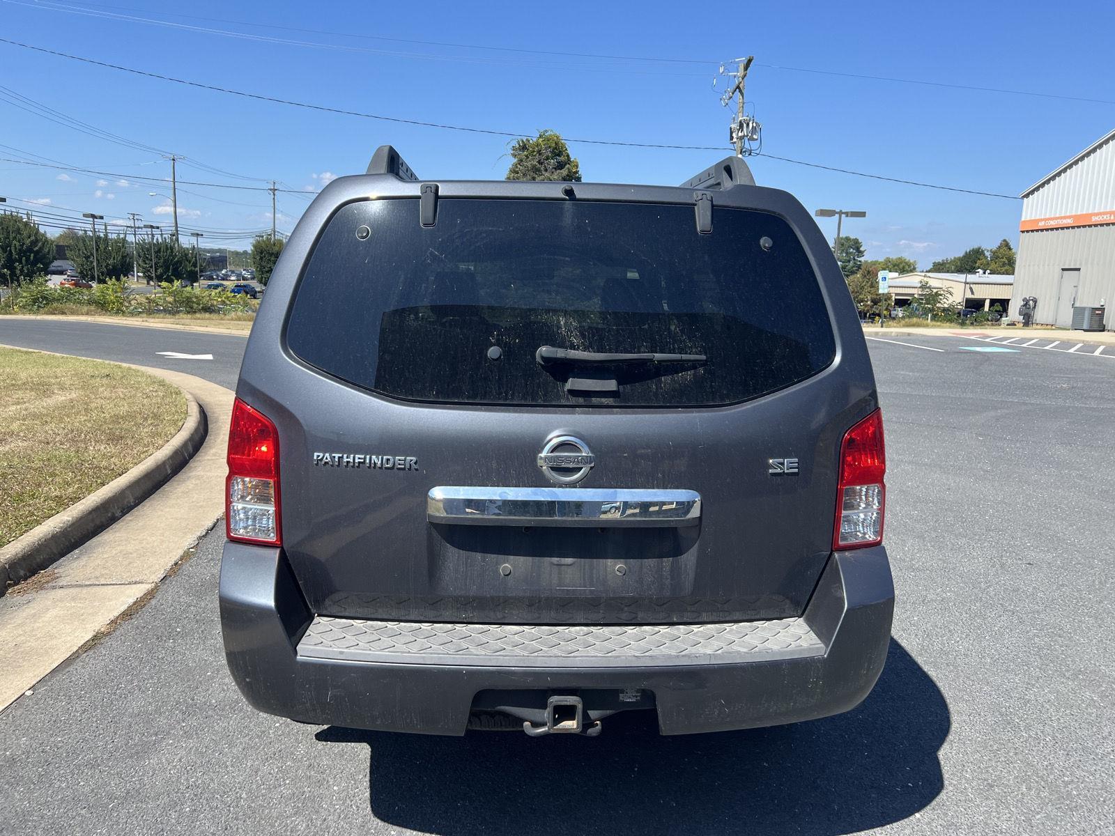 2010 Nissan Pathfinder SE photo 4