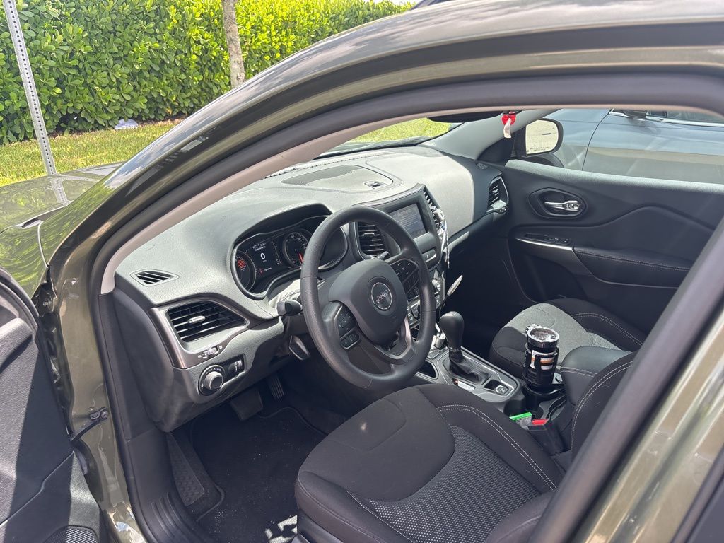 2021 Jeep Cherokee Latitude Freedom photo 2