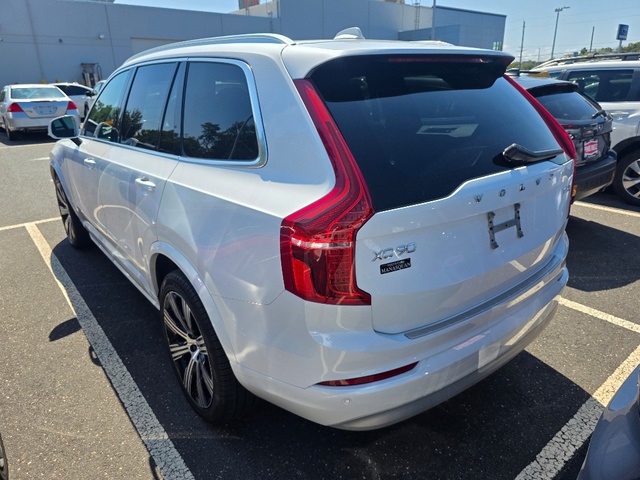 2022 Volvo XC90 T6 Momentum photo 3