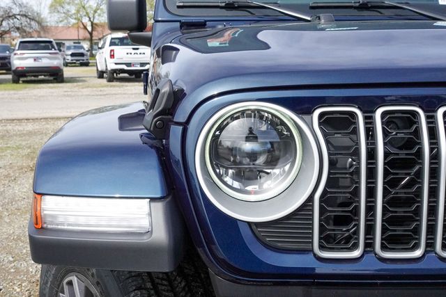 2025 Jeep Wrangler Sahara photo 4