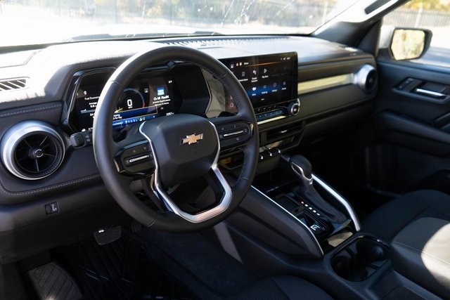 2024 Chevrolet Colorado LT photo 3