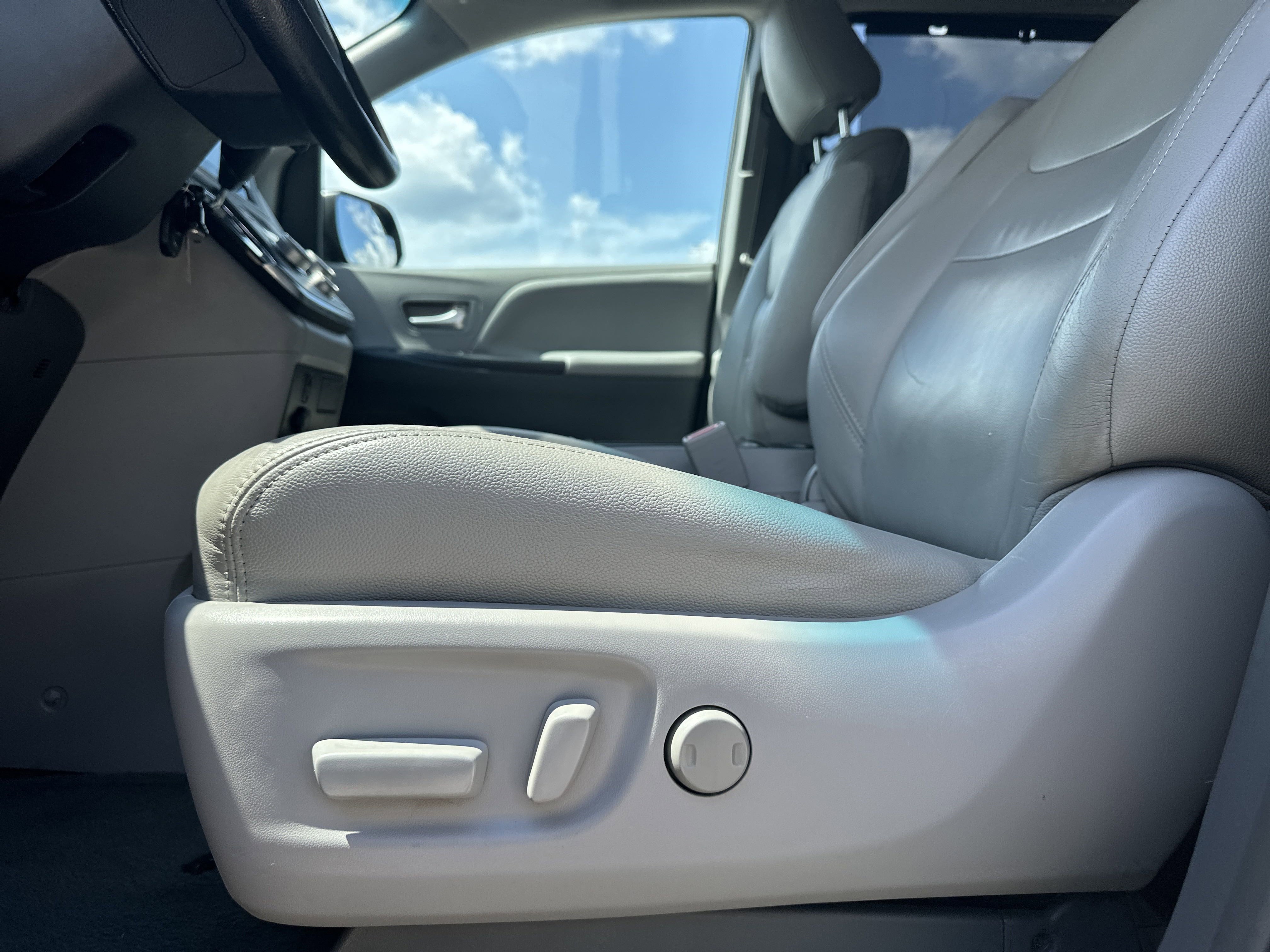 2015 Toyota Sienna LE photo 3