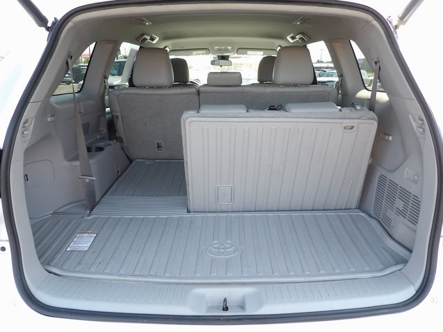 2019 Toyota Highlander LE photo 12