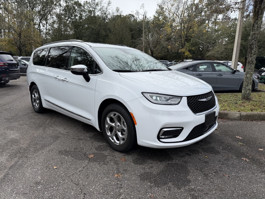 2023 Chrysler Pacifica Limited's photo