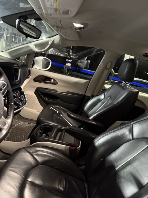 2017 Chrysler Pacifica Touring L photo 3