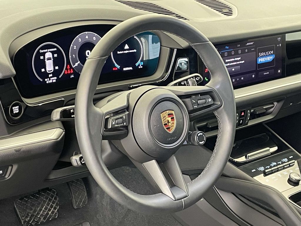 2024 Porsche Cayenne Base photo 4