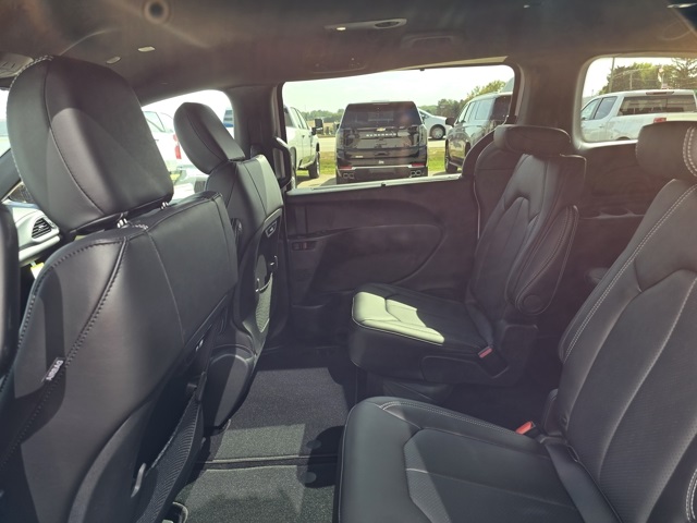 2026 Chrysler Pacifica photo 13