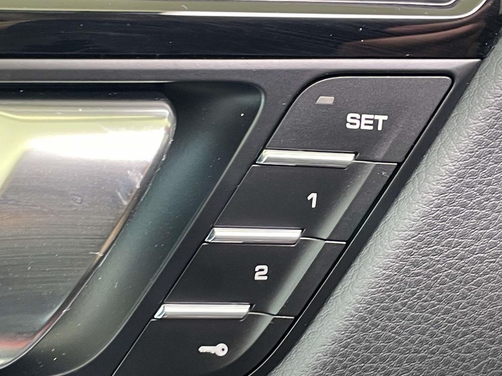 2025 Porsche Macan Base photo 36