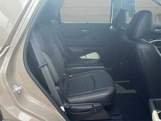 2023 Nissan Pathfinder Platinum photo 13