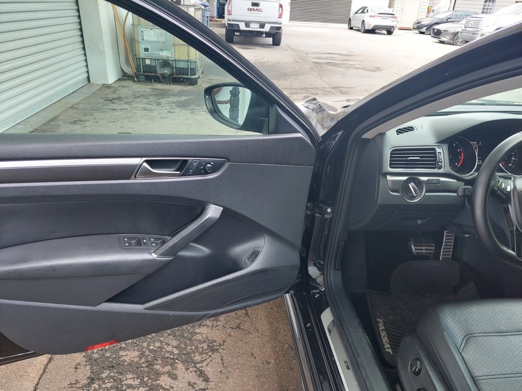2018 Volkswagen Passat 2.0T R-Line photo 4