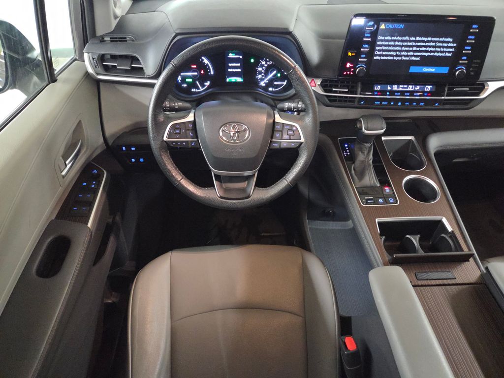 2022 Toyota Sienna XLE photo 16