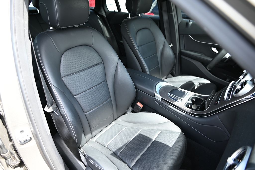 2021 Mercedes Benz GLC 300 photo 3