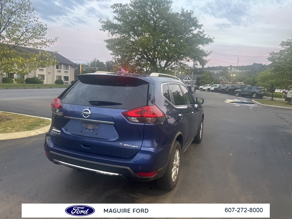 2019 Nissan Rogue SV photo 5
