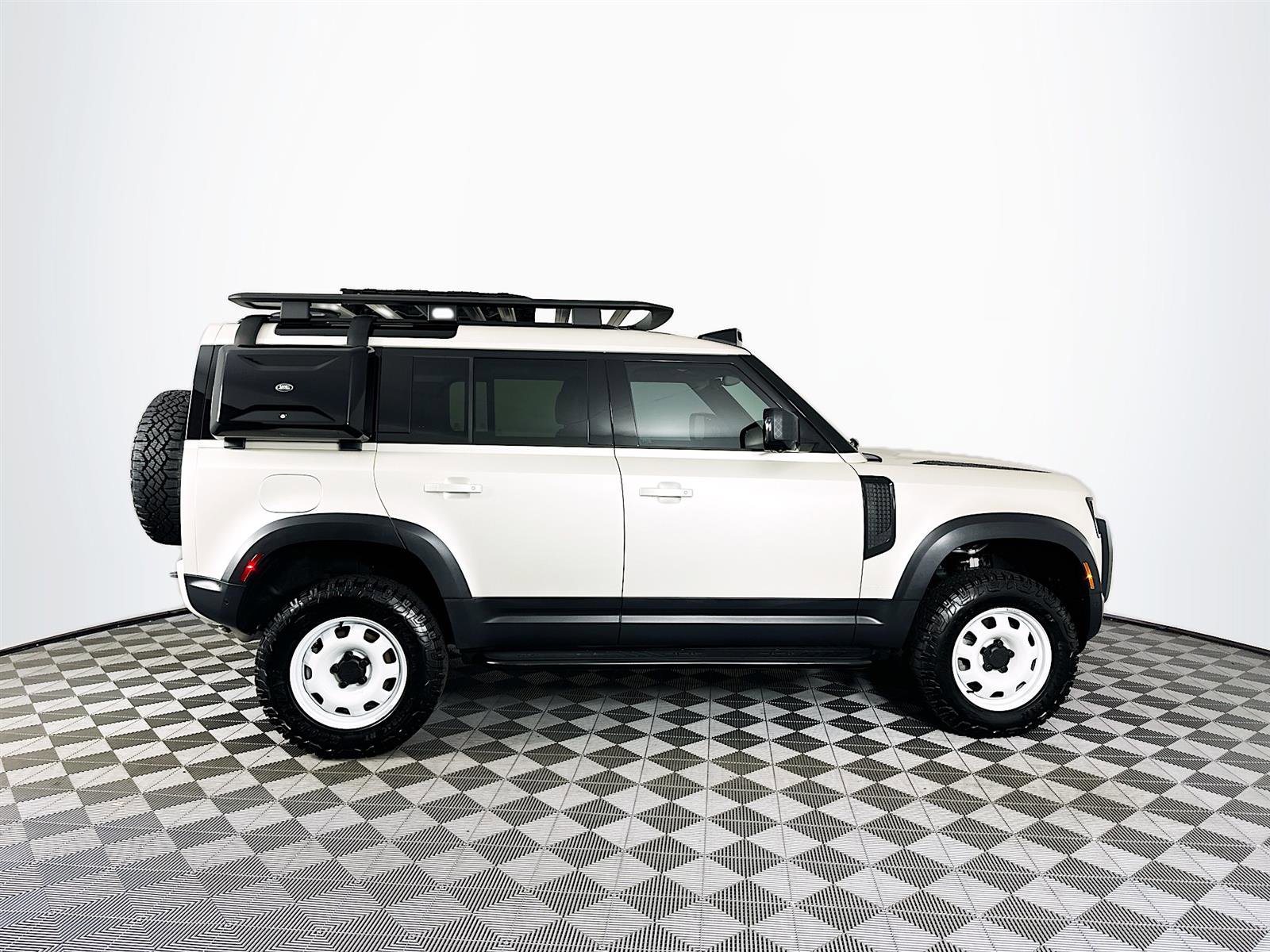 2024 Land Rover Defender 110 S photo 4