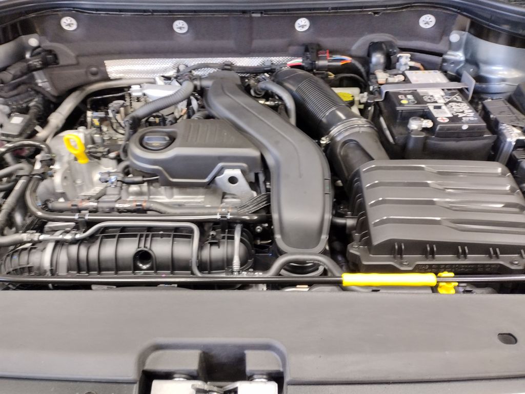 2025 Volkswagen Taos SEL photo 4