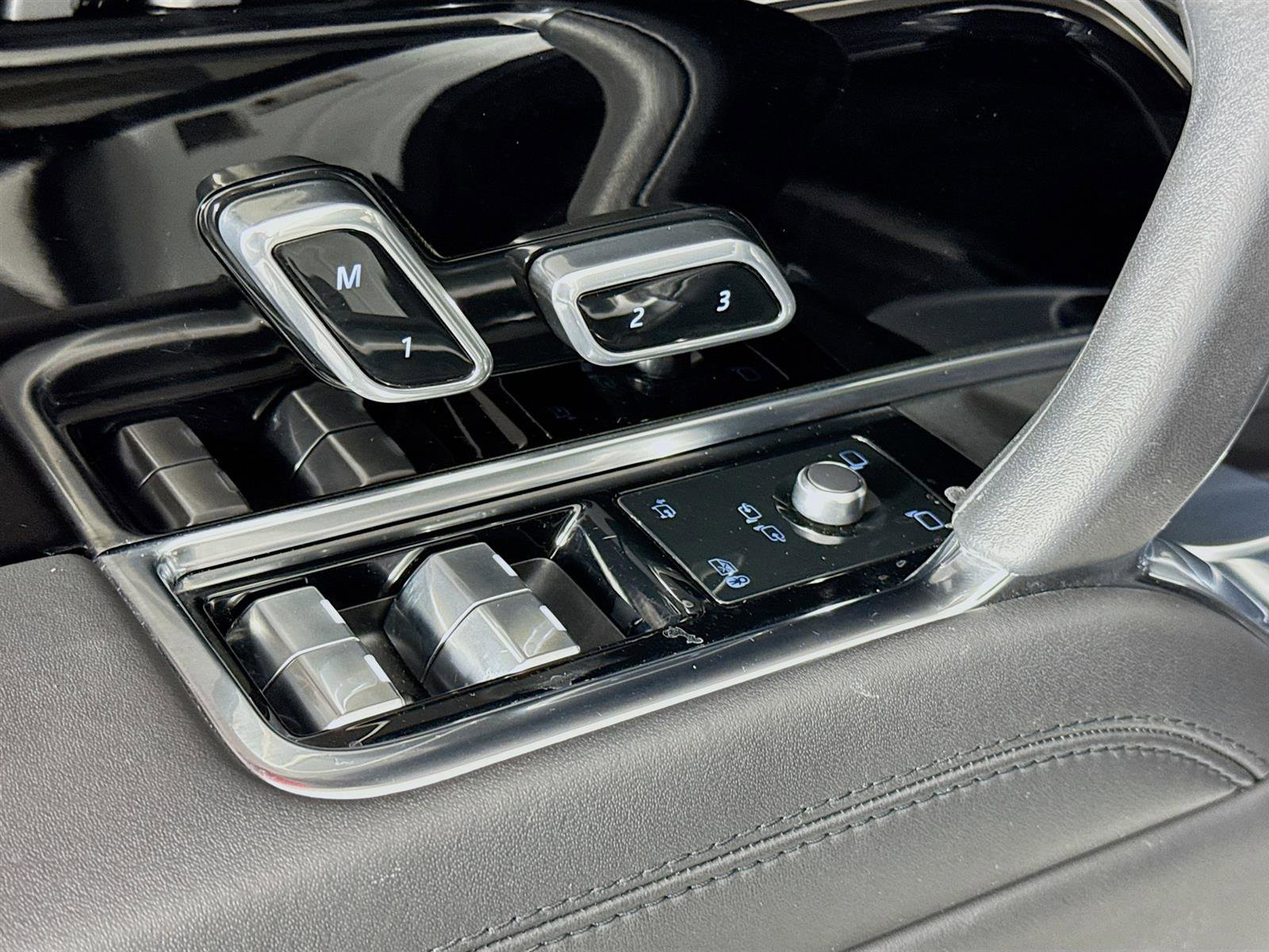 2024 Land Rover Range Rover SE photo 17