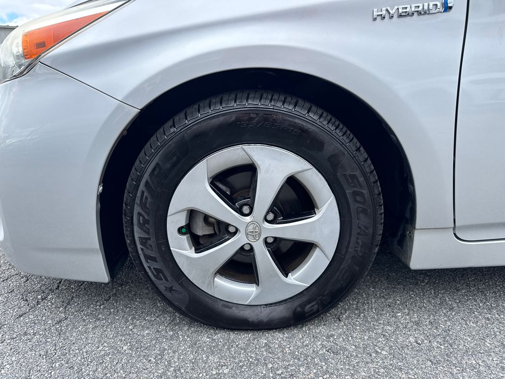 2015 Toyota Prius Four photo 9