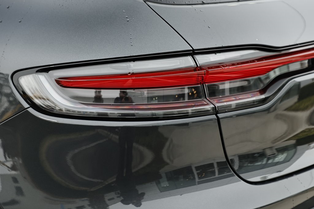 2025 Porsche Macan T photo 11