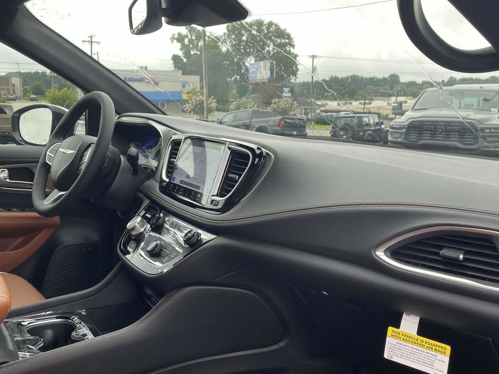 2026 Chrysler Pacifica Pinnacle photo 13