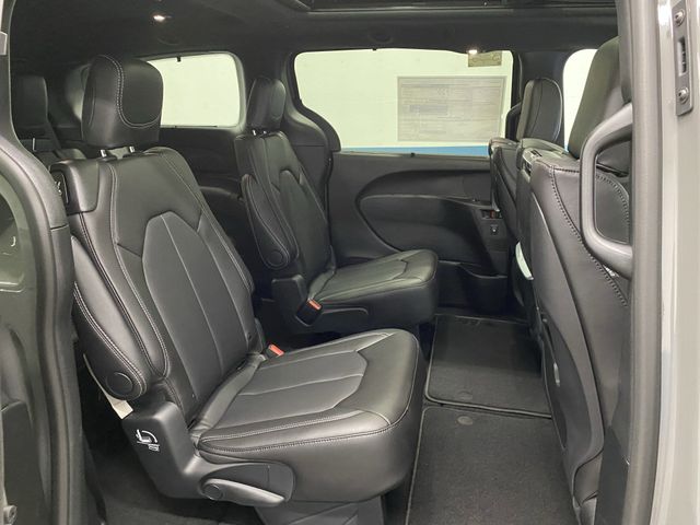 2025 Chrysler Pacifica photo 32