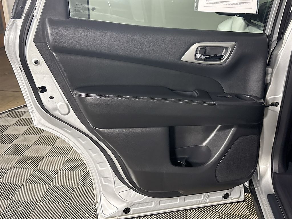 2019 Nissan Pathfinder S photo 18